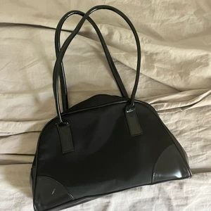 Svart axelväska  - Svart axelväska som inte längre kommer till användning 