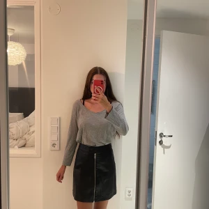 Skinnkjol Tommy hilfiger  - Skinnkjol från Tommy hilfiger, använd max 5 gånger. Storlek S men tror den passar M också 