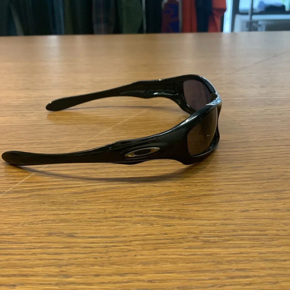  Ett par svarta Oakley glassögon från 2000s som passar alla skit snygg modell och Nice fit på dom. Skickar mer bilder om någon är intresserad köpare står för farit. Accessoarer.