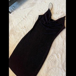 Glittrig klänning - Aldrig använd pga för liten strl 32