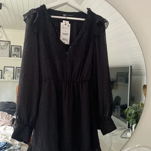 Svart klänning från Zara  - Prislappen finns kvar  Skriv dm för mer info !!  Knappt använd, st M 