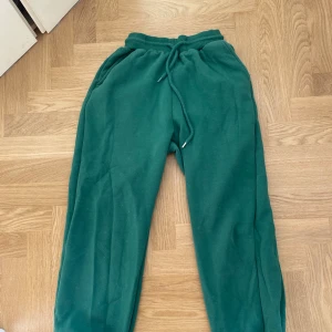 Snygga gröna mjukisbyxor  - Ser kanske smutsiga ut på bilden, men va damm som flög när bilden togs haha. Nyskick använda fåtal gånger. 