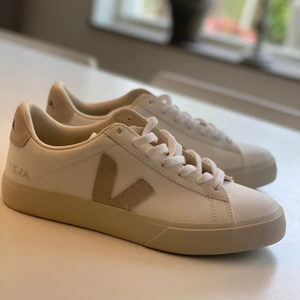 Oanvända Veja skor - Helt oanvända Veja skor i storlek 40