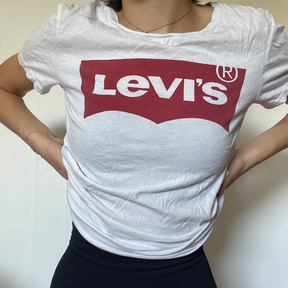 En klassiska Levi’s T-shirt i storlek: XS men passar S. T-shirts.