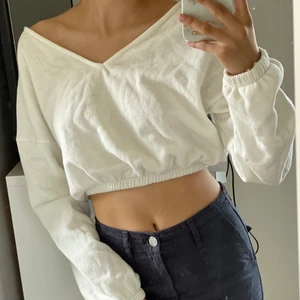 Vit lite tjockare tröja  - Köpte den från Nelly men den var förstor och har inte använt den sen dess. Alltså iprincip oanvänd.