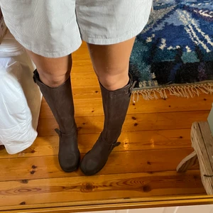 Bruna boots - Snygga boots från Urban Project! Köpta för jättelängesen och användes en säsong så i bra skick. De är även äkta läder och även sprayade med skyddande spray mot vatten etc. Storlek 39 men passar mig som har 38