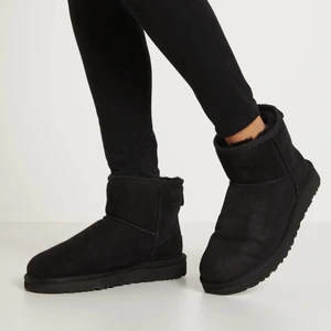 Uggs - Säljer mina svarta låga uggs! De är i helt okej  bra skick även fast de är använda, de är varma och sköna på vintern!💗 Självklart är de äkta!