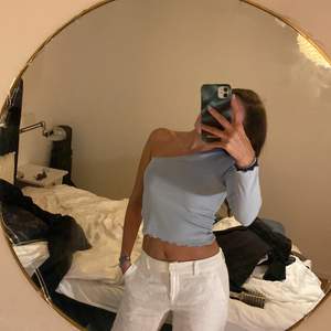 As snygg enarmad ljusblå tröja från Gina tricot i strl S!! 💙 Går ihop med så mycket och är i riktigt bra skick!! Meddela ifall du är intresserad!!🌊