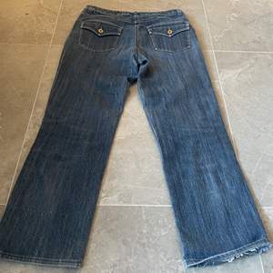 Sjukt snygga lågmidjade jeans från cappuccini💕Med läckra fickor🥰Kan passa mindre storlekar om man önskar mer baggy fit⚡️Perfekt nu till sensommaren och skolstarten🥰