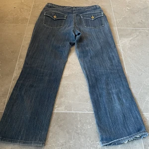 Ursnygga lågmidjade cappuccini jeans❤️ - Sjukt snygga lågmidjade jeans från cappuccini💕Med läckra fickor🥰Kan passa mindre storlekar om man önskar mer baggy fit⚡️Perfekt nu till sensommaren och skolstarten🥰