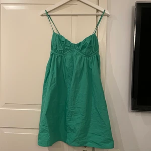 Grön klänning från zara - Säljer denna jättefina gröna klänning från zara då den är lite för stor för mig. Helt oanvänd med lapparna kvar. 
