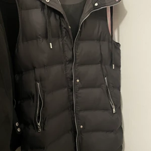 Höstjacka - En trendig väst från zara perfekt för hösten och sen sommaren. Hur snygg som helst blev tyvär för liten på mig därav säljer jag den. I storlek XS passar som S.