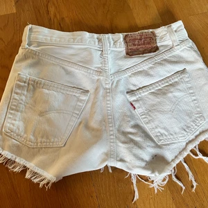Levis shorts  - Fina Levis shorts med liten defekt, se bild 3.  Storleken finns inte kvar på lappen men de är som 34. Jag är 36 och för fortfarande plats i de men då blir de inte så bekväma. 