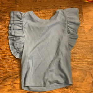 Linne från zara  - Jag säljer ett blått linne från zara med volanger väldigt populärt 