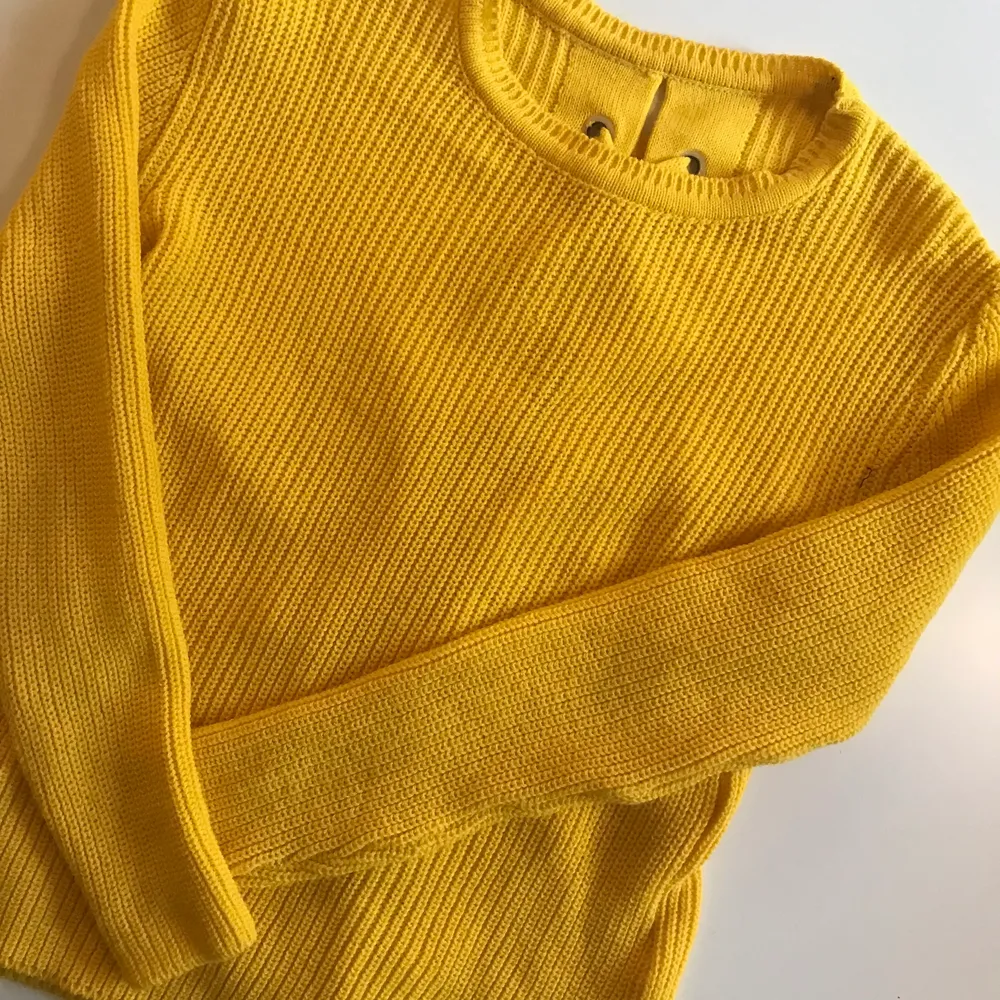 Fin stickad tröja i gul och har storleken L men passar även som M, snören bak som man ska knyta! Väldigt fiiiin! . Stickat.
