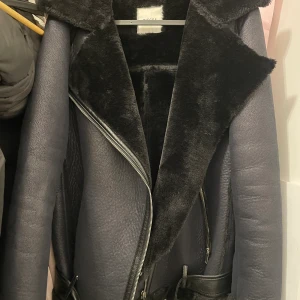 Höst jacka  - Fin höst jacka till salu. Den blev för stor på mig därav vill jag sälja den. 