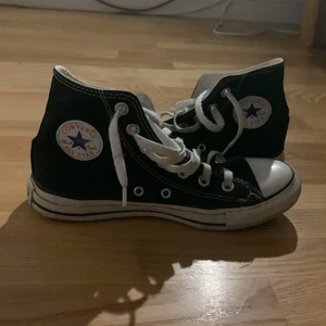 Svarta converse  - Svarta converse i storlek 36.5 men passar mig som har 37-38:))) i använt skick så säljer därför billigt