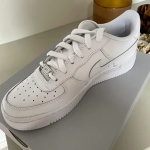  Nike Air Force 1 - Helt oanvända Nike Air Force 1 som säljes på grund av felköp. Nyrpris 1000kr, frakt tillkommer💖