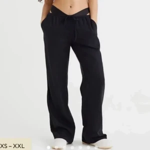 Populära linnebyxor från h&m - Skitsnygga svarta lågmidjade linnebyxor från HM! Väldigt bra skick! Köparen står för frakten! Köp direkt för 350 inklusive frakt💗( skulle säga att dom passar S bättre än M)