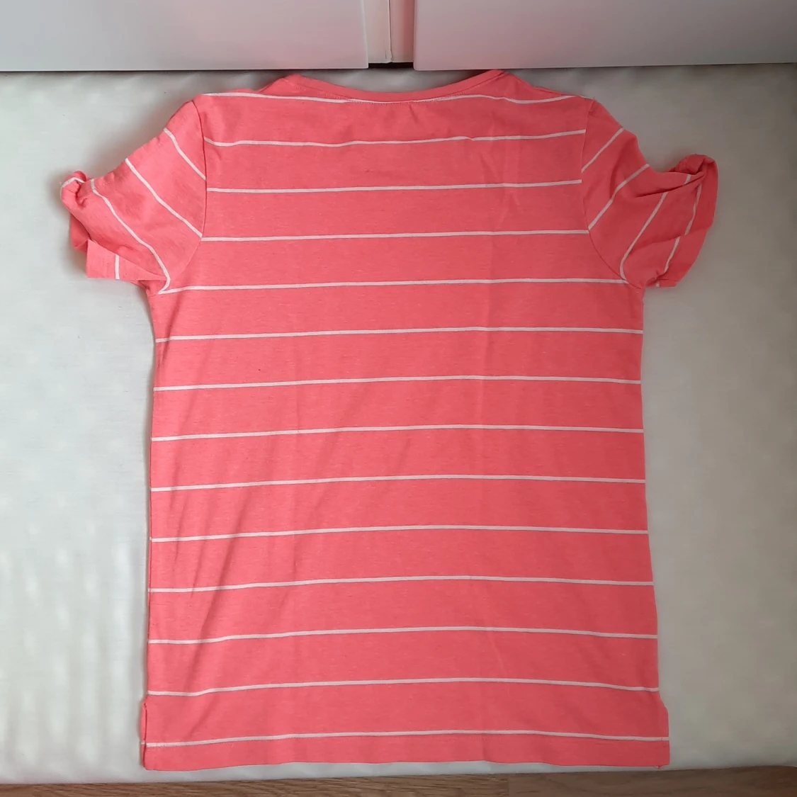 Randig korall färgad T-shirt i st 146/152/XS - 90