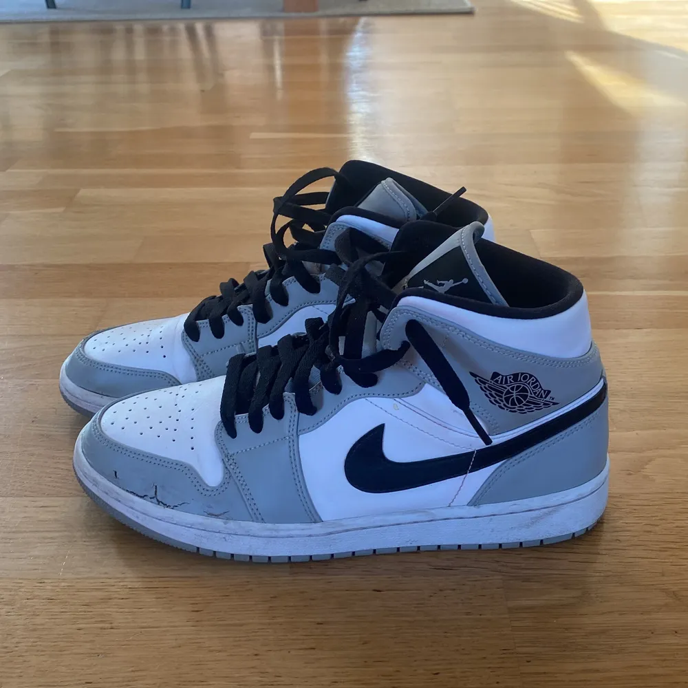 Nu säljer jag mina jordans i fint skick förutom att sulan på skorna har spruckit lite men annars är dem väldigt fräscha och har använts med respekt.  800 kr + frakt   Köparen står för frakten. Skor.