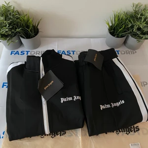 Palm Angels Tracksuit - Tja! Säljer denna Palm Angels Tracksuit helt ny i storlek M då den var för stor för mig 😊 Möts i Stockholm, Vinsta eller fraktar spårbart via postnord 🤙🏼