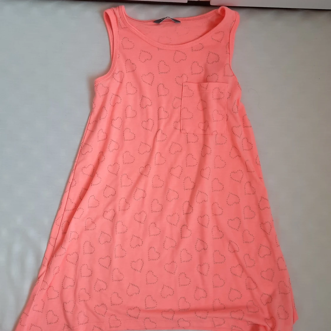 Korall färgat linne/klänning för mindre barn st 122