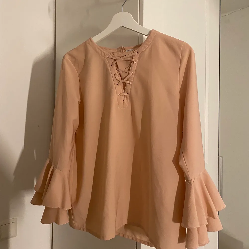 Säljer denna blusen i färgen rosa/peach ifrån Lindex. Skjortor.