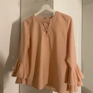 Säljer denna blusen i färgen rosa/peach ifrån Lindex