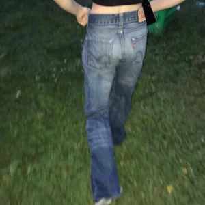 Levis jeans - Säljer dessa baggy Levis 506 då dom är för korta på mig tyvärr. Tror förra säljaren har sytt upp nedtill så skulle säga att dom passar 160-168. Köpte för bara någon sen här på plick. Midjemått: 81 cm  (lånade bilder från förra säljaren, första min)