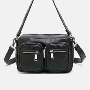 Noella väska - Säljer noella väska i skinn. Perfekta storleken som passar utmärkt till skolan. Nypris var ca 700 säljs för 400 då den är i ett bra skick men kan gå ner vid snabb affär. Köparen står för frakt eller så kan jag mötas i Stockholmsområdet🤍