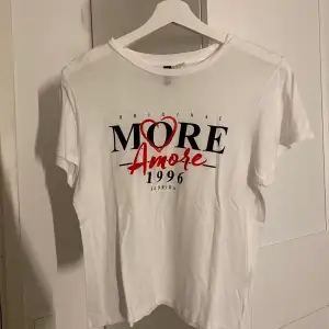 Säljer den a vita t-shirten med tryck ifrån H&M