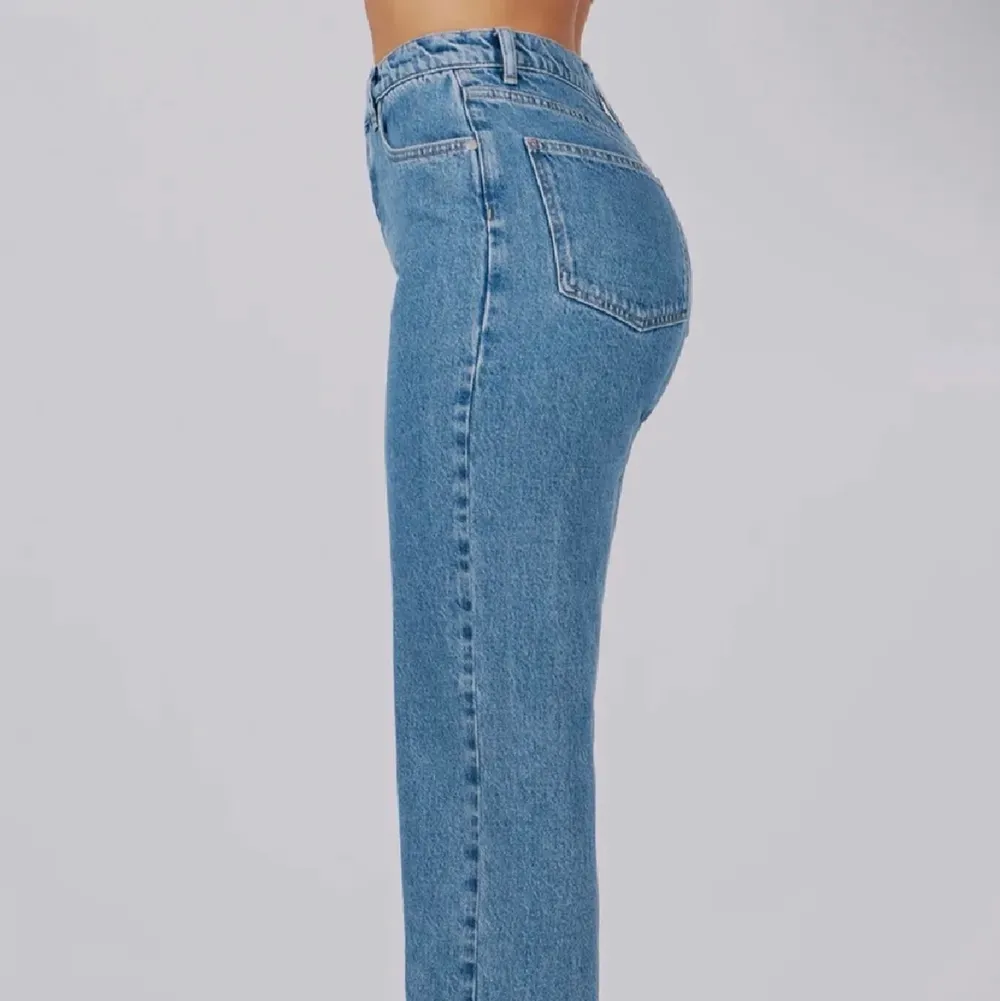 Helt nya adsgn jeans, storlek xs. Skriv privata vid intresse💕 nypris 700kr (Avklippta 3cm ungefär). Jeans & Byxor.