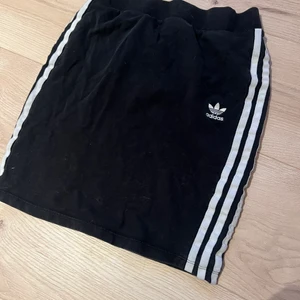 Adidas kjol - Adidas kjol strl S