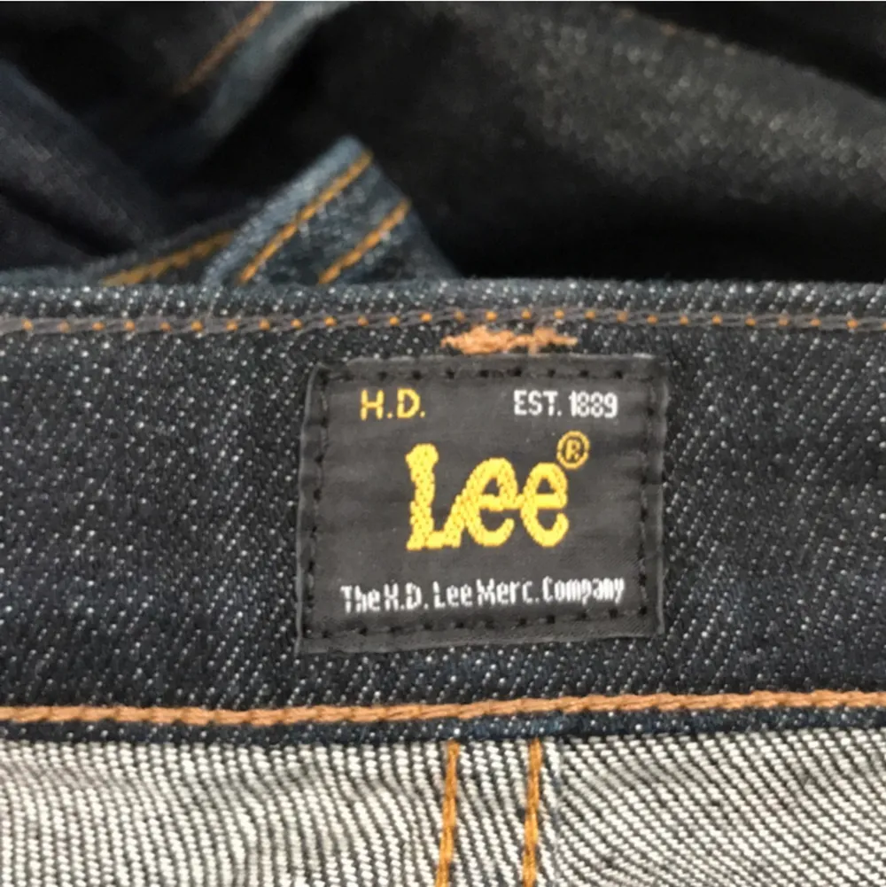 Säljer dessa lågmidjade Lee jeans då de är för stora tyvärr. Dem ser svarta ut men dem är mörkblå typ🫶🏼. Jeans & Byxor.