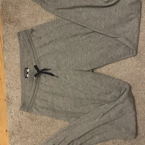 Äkta Tommy Hilfiger mjukisbyxor! - Äkta Tommy Hilfiger mjukisbyxor i svin bra skick!