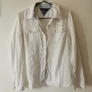 Jag säljer en vit Tommy Hilfiger skjorta som passar XS-S ✨