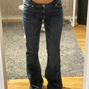 Långa bootcut lågmidjade jeans💓 - RÅKAT AVSLUTA DEN BUDGIVNINGEN HÄR DÄRAV PRIVAT! BUD: avslutad Perfekta bootcut lågmidjade jeans för er lite längre!💕 jag är 167 och dessa är för långa på mig. Budgivning ifall många är intresserade. Köparen betalar frakt men kan även mötas upp i Sthlm!<3