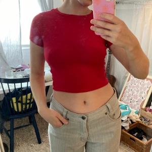 Röd babytee - Röd babytee/croptop. Passar XS/S