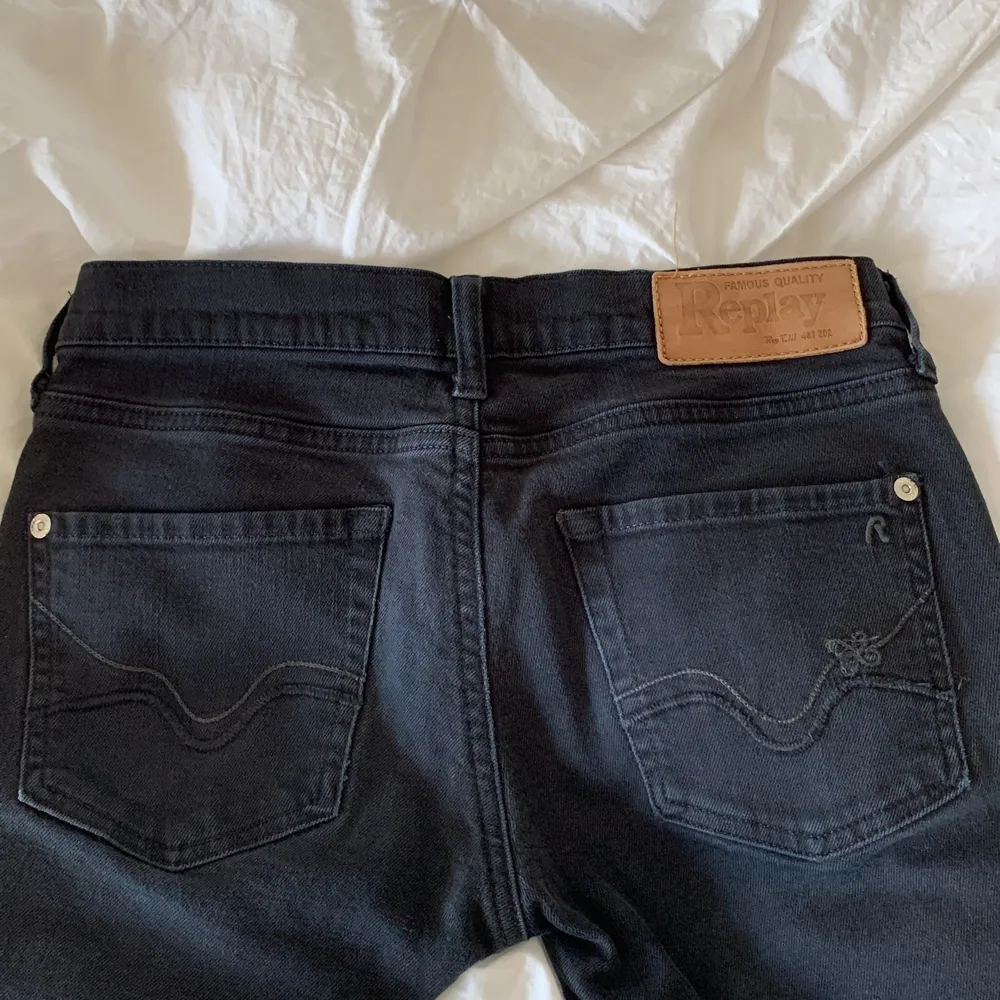 Säljer dessa SuperSnygga Lågmidjade Replay Jeans, de är flare/bootcut. Midja (Tvärsöver): 36cm, Innerbenslängd: 75cm. Skicka pm för frågor, pris kan diskuteras!❤️. Jeans & Byxor.