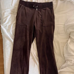 Juicy Couture byxor  - Säljer dessa bruna juicy-byxor som jag endast använt någon gång, (ej tvättade). Säljer då de är för stora på mig! Slutsålda typ överallt och svåra att få tag på, därför blir det budgivning om många är intresserade<3 om inte så kom med egna prisförslag!