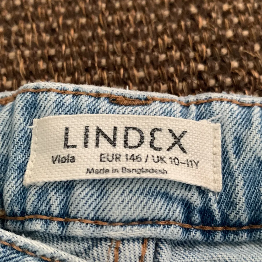 Snygga jeans från Lindex kids Välanvända men inget håll eller något. Jeans & Byxor.