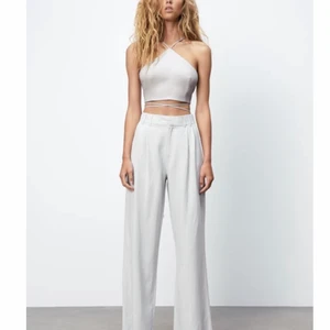 Zara topp - Snygg zar topp! Magtröja med snörning kring midjan, snygg både till sommaren o hösten! Aldrig kommit till användning så den är som ny! 🫶😊💕