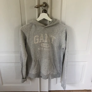 Gant hoodie - En grå gant hoodie med luva! Märket är lite skrovligt men annars i bra skick! Storlek 158/164 eller 13-14år! Frakten är 66kr så 100+66=166kr