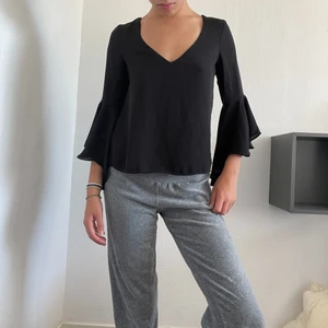 Blus  - En svart stylish blus! Öppen i ryggen men fina detaljer. 🫶🏼