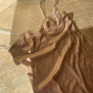 Glittrig klänning - Guld/beige klänning