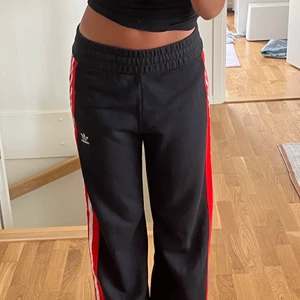 Adidas mjukisbyxor  - Jättesköna och varma lågmidjade mjukisbyxor från adidas💖