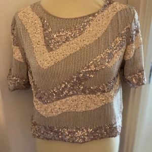 Paljett top stl S - Fin paljett topp  Stl S Från HM  Obetydligt använd  Gräddvit/nougat och champagne färgad  Mycket fin