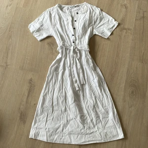 Vit klänning  - Vit sommarklänning som går ner till knäna ungefär. Använd ett fåtal gånger