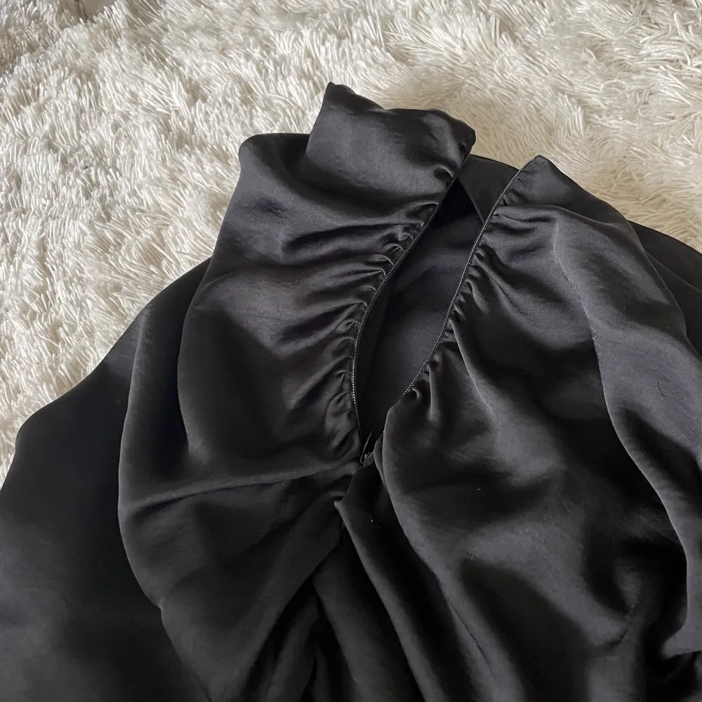 Säljer denna superfina kjol som passar jättebra till festliga tillfällen! 🫶 den har satintyg som är lite skimrande, och dragkedja på sidan som syns på tredje bilden🙌🏼 nästan aldrig använd så mycket bra skick! . Kjolar.
